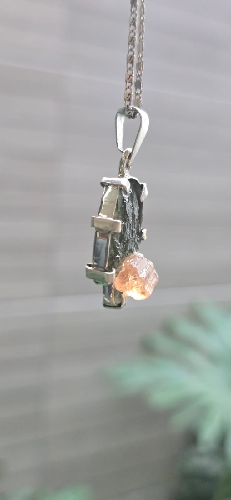 Dije en plata 9.25 con moldavita natural + topacio rosa