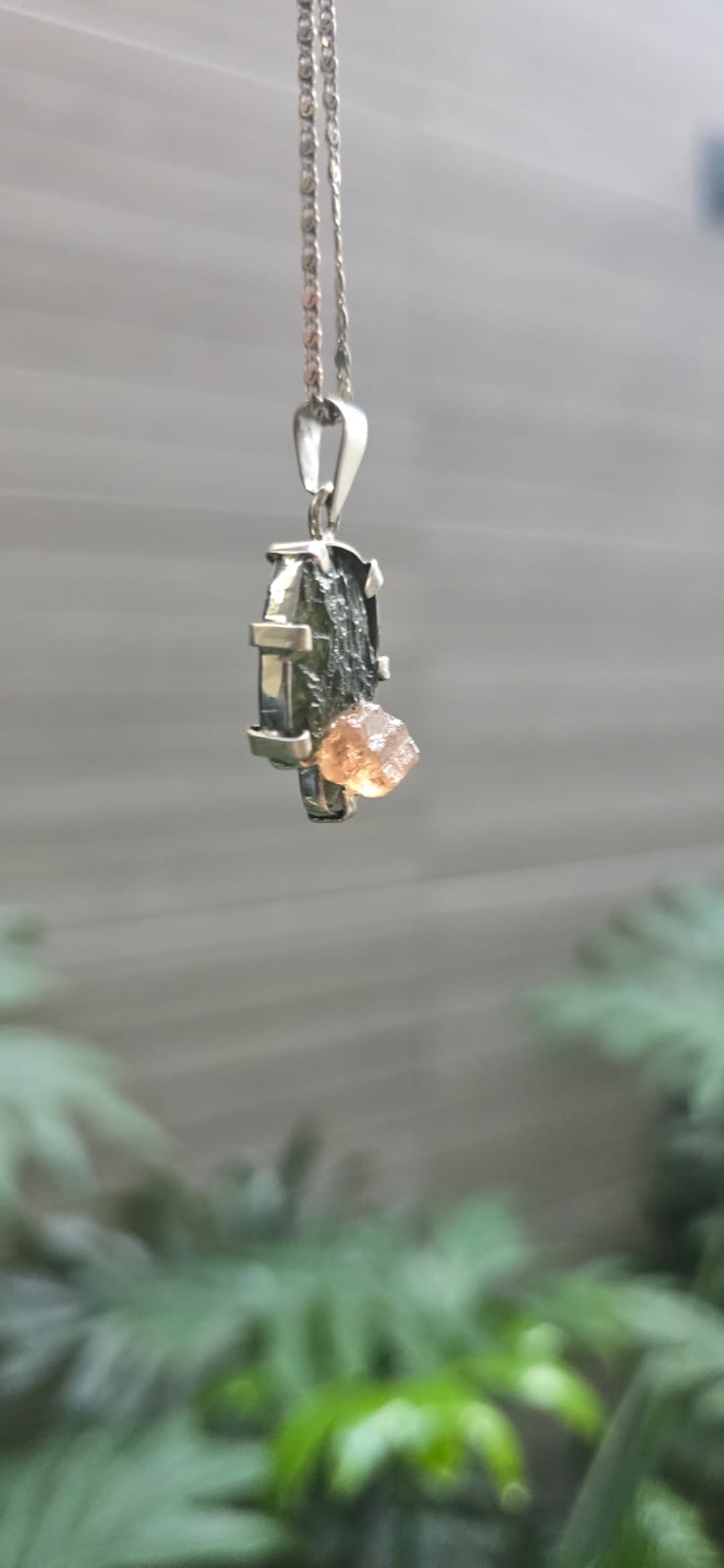 Dije en plata 9.25 con moldavita natural + topacio rosa