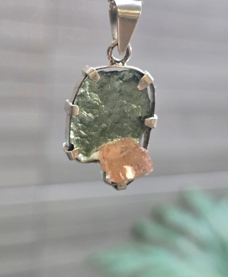 Dije en plata 9.25 con moldavita natural + topacio rosa