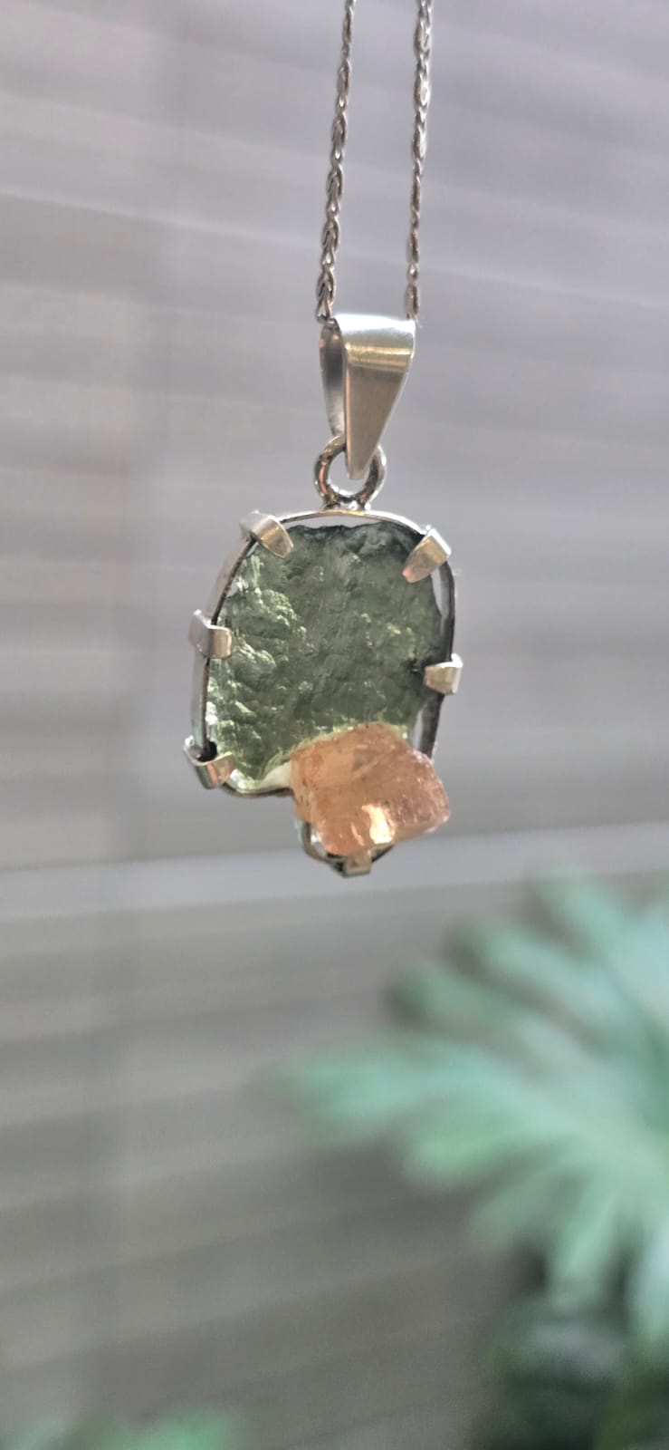 Dije en plata 9.25 con moldavita natural + topacio rosa