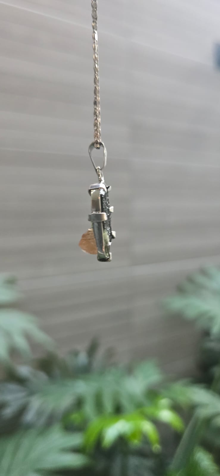 Dije en plata 9.25 con moldavita natural + topacio rosa