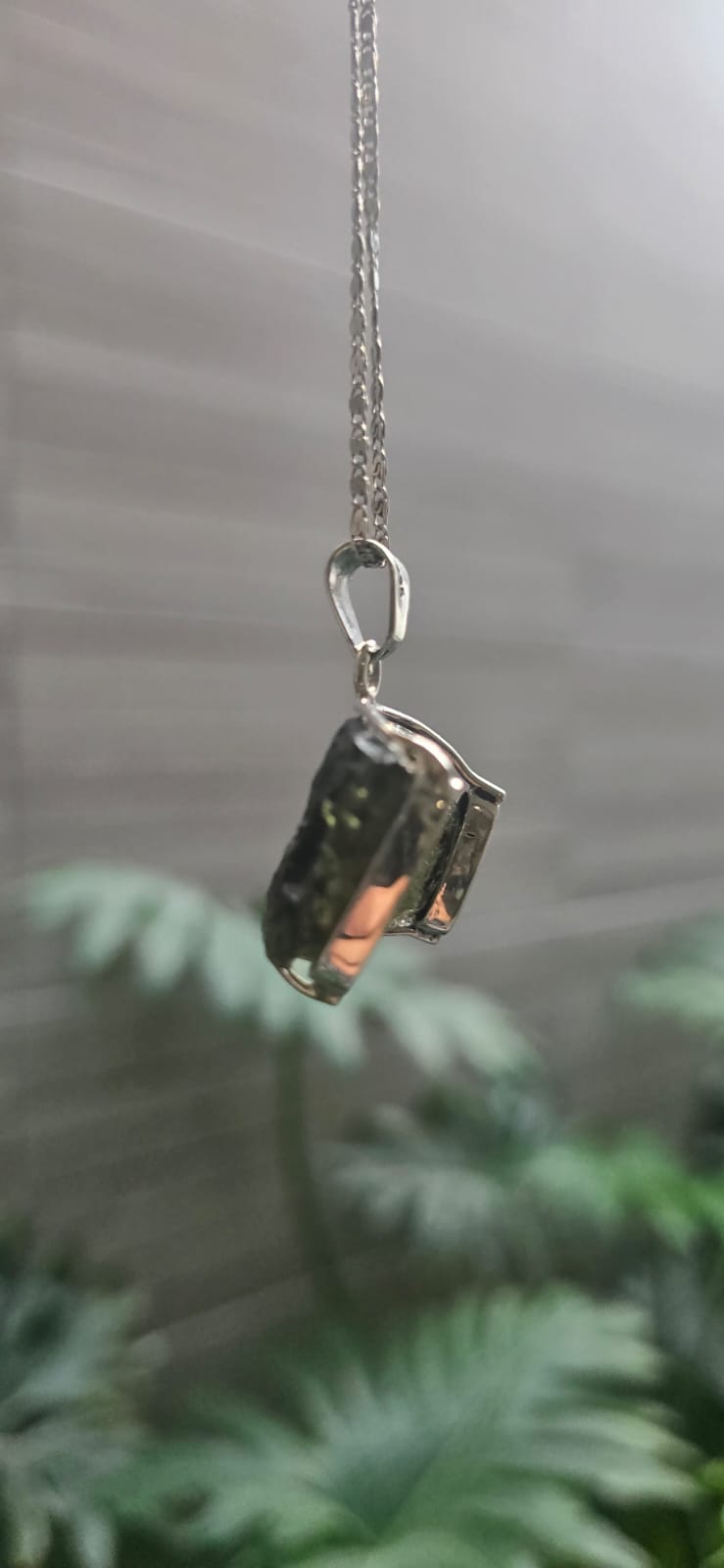 Dije en plata 9.25 con moldavita natural