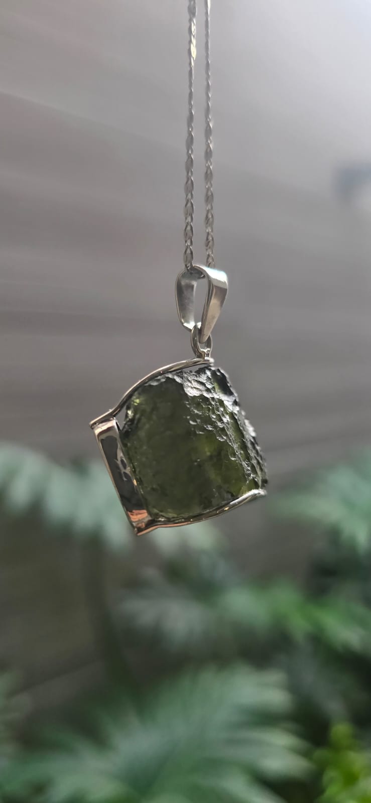 Dije en plata 9.25 con moldavita natural