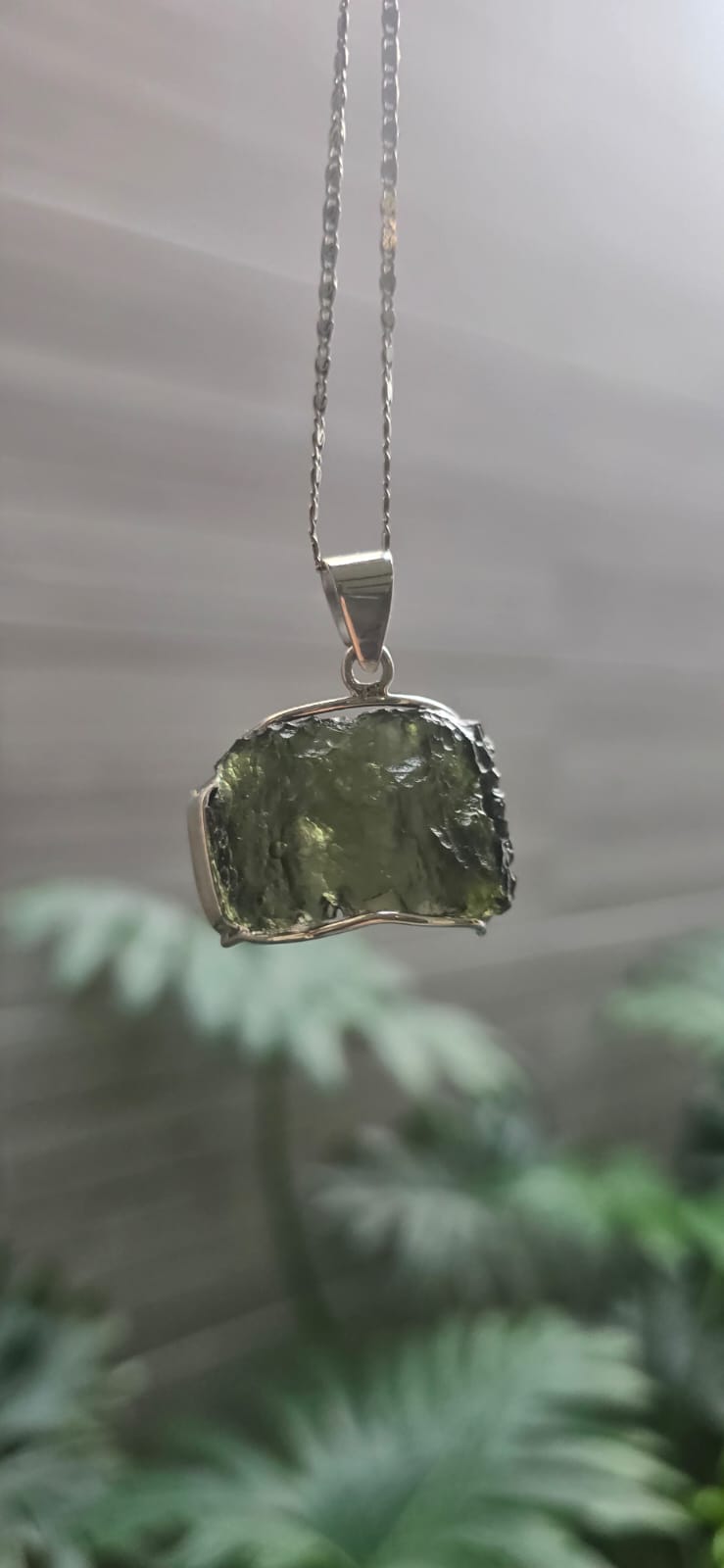 Dije en plata 9.25 con moldavita natural