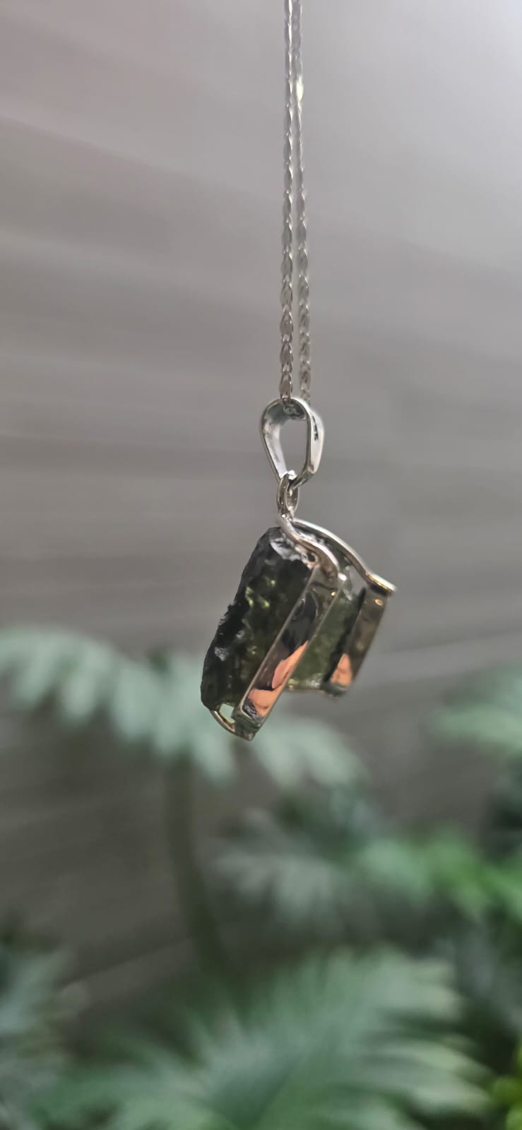 Dije en plata 9.25 con moldavita natural