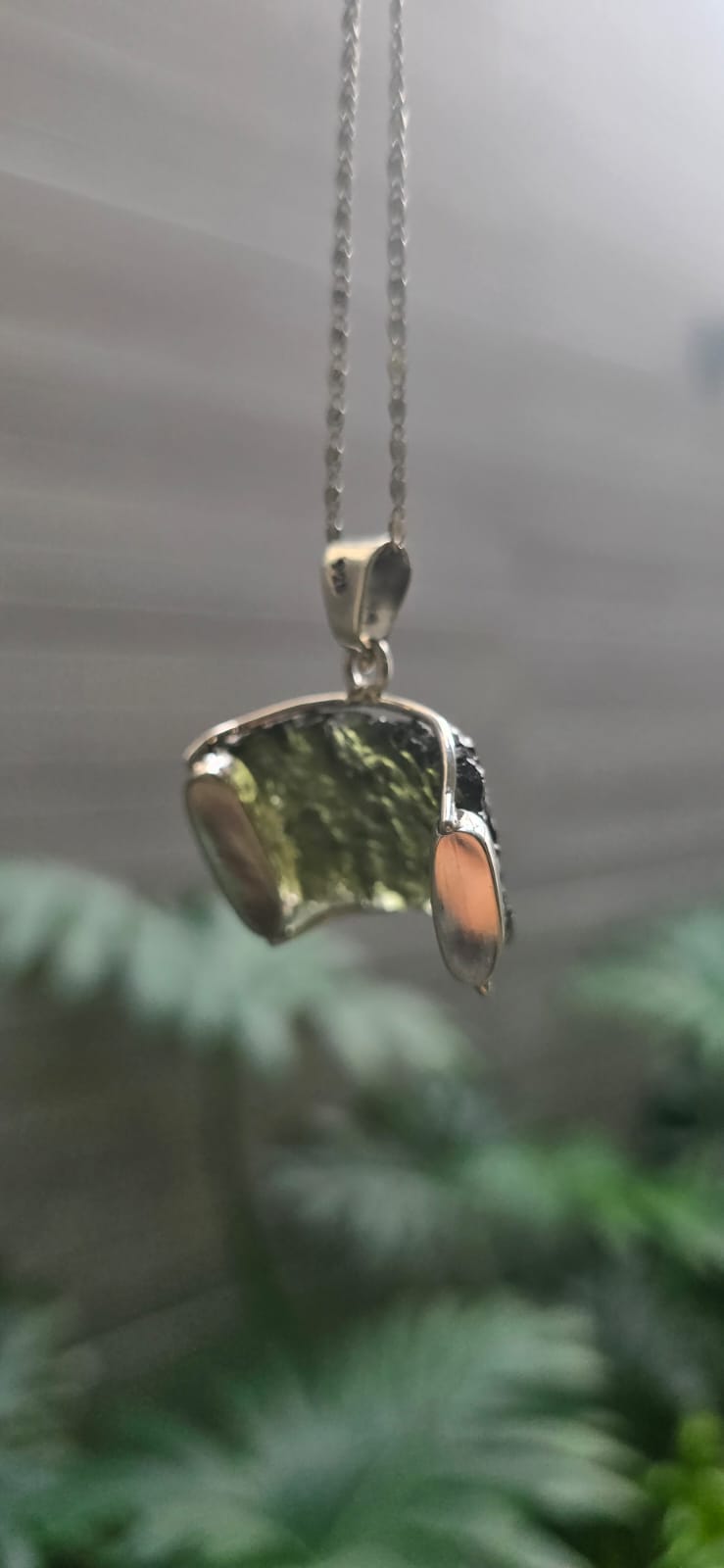 Dije en plata 9.25 con moldavita natural