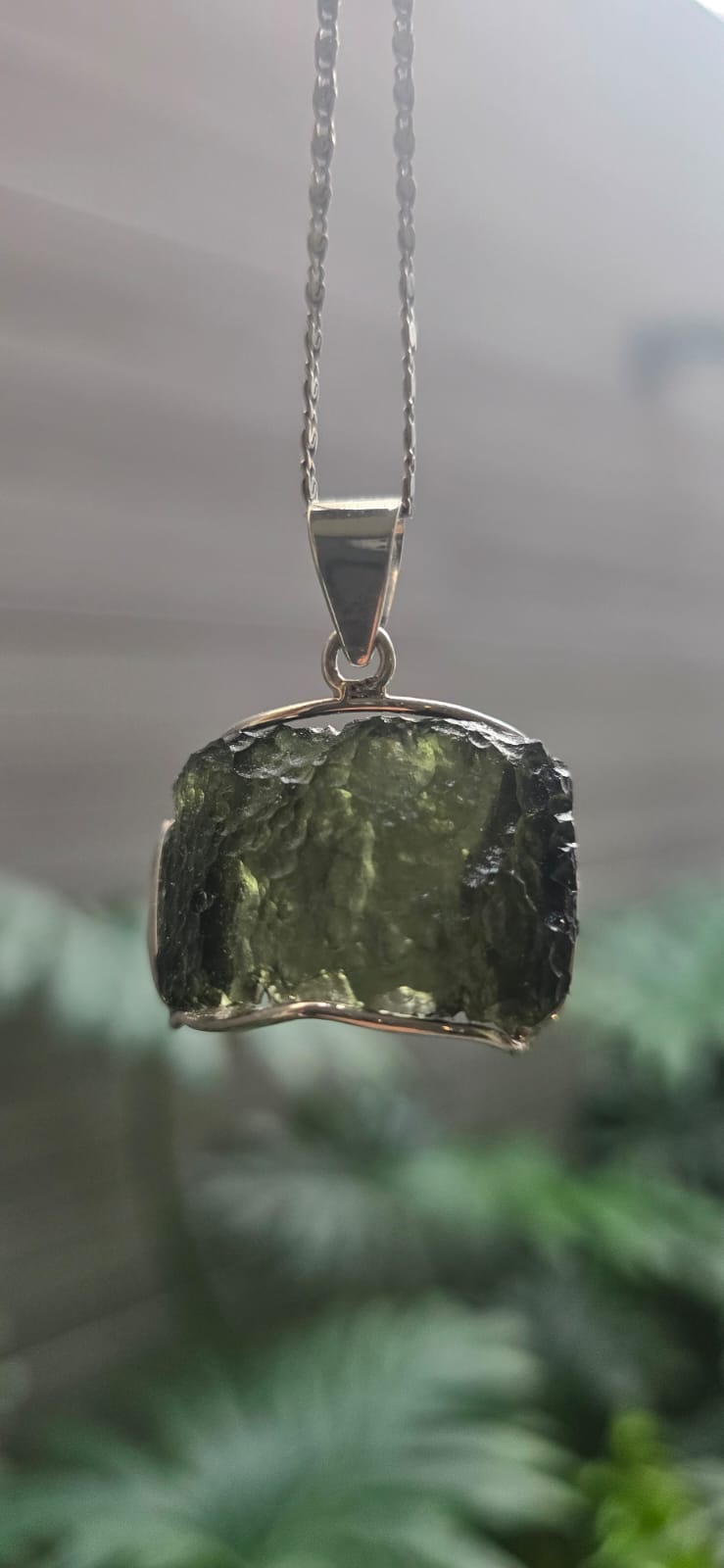 Dije en plata 9.25 con moldavita natural