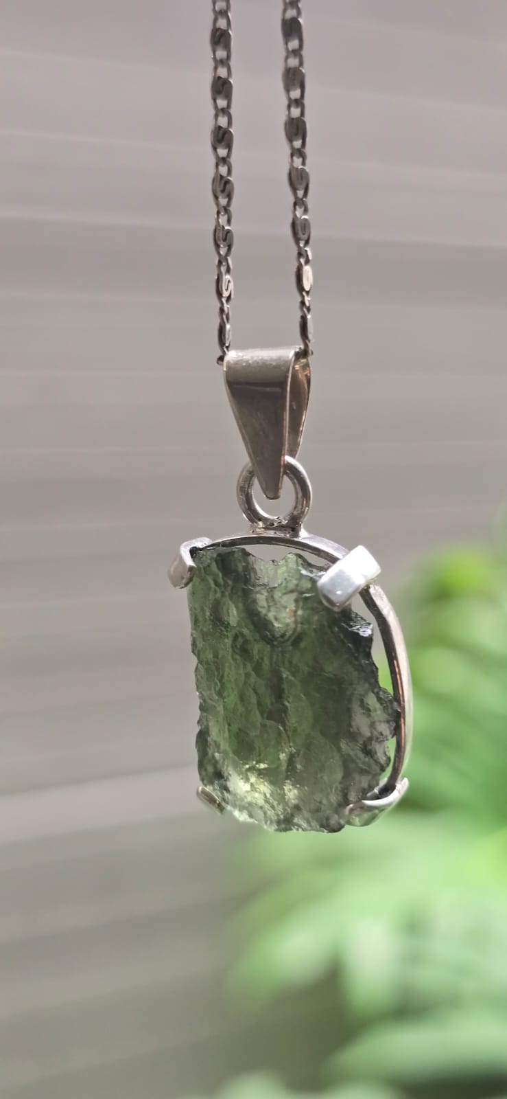 Dije en plata 9.25 con moldavita natural