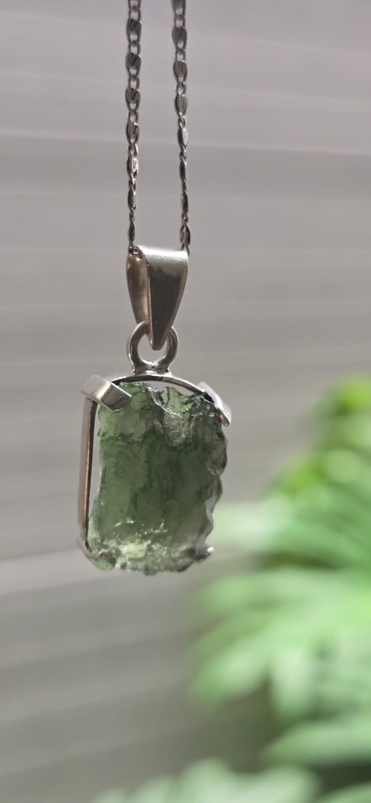 Dije en plata 9.25 con moldavita natural