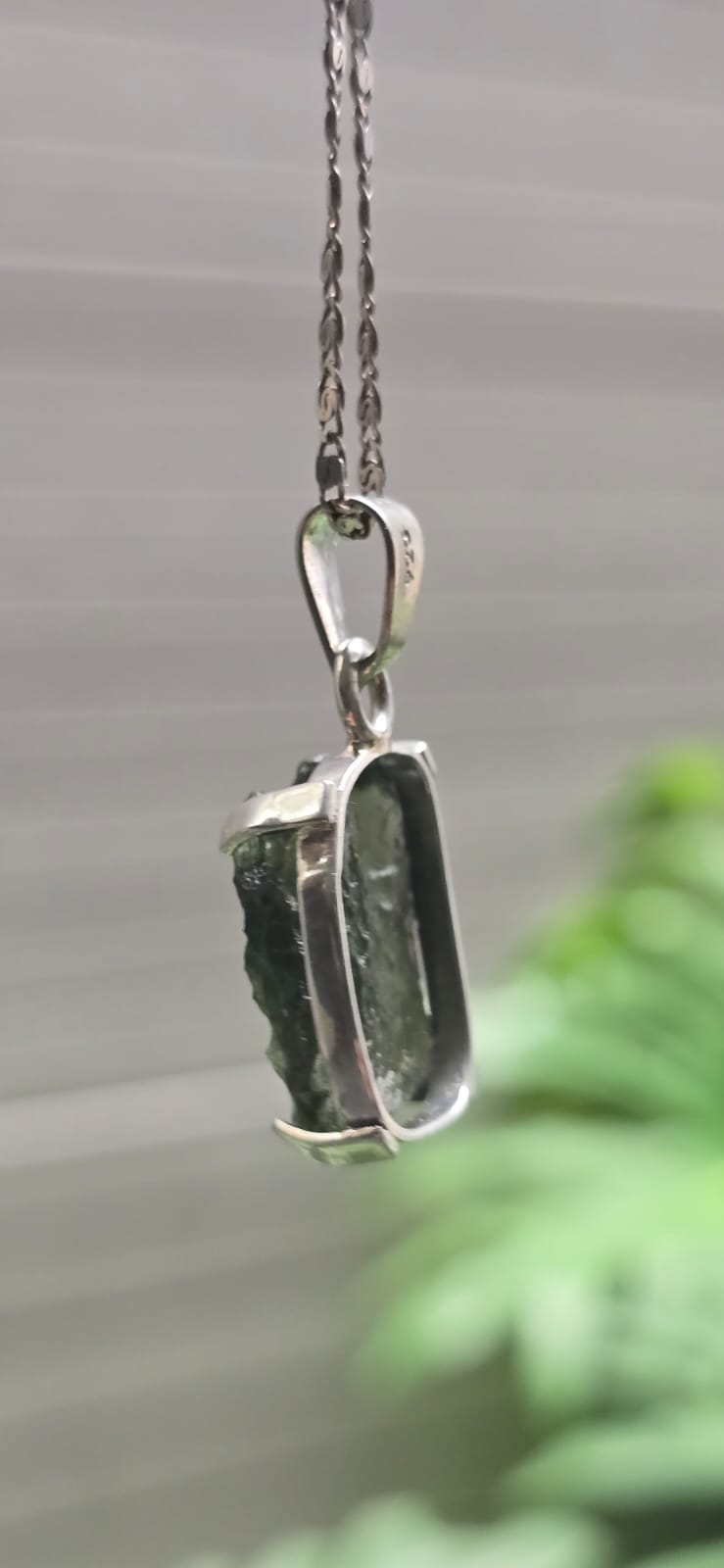 Dije en plata 9.25 con moldavita natural