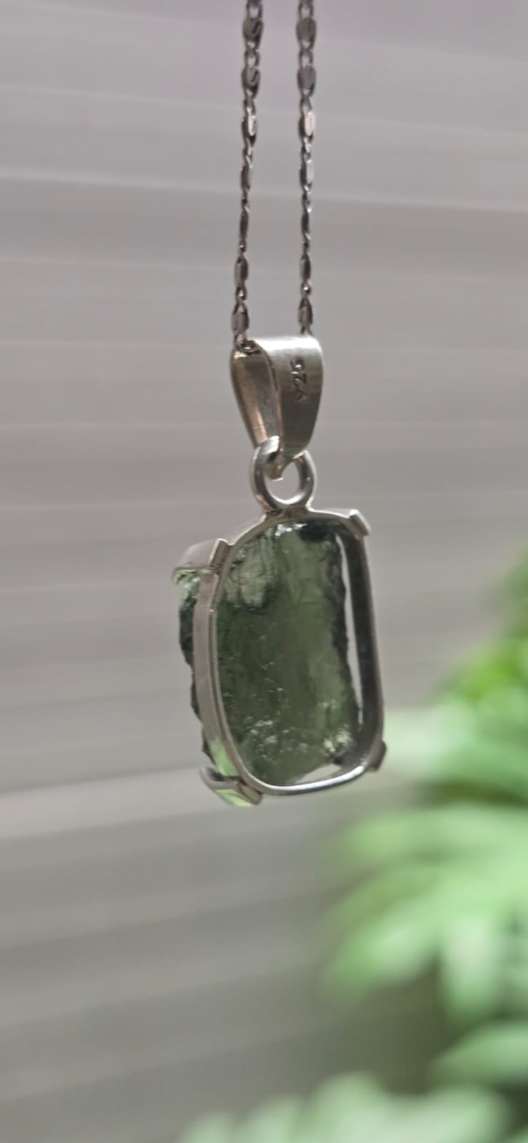 Dije en plata 9.25 con moldavita natural