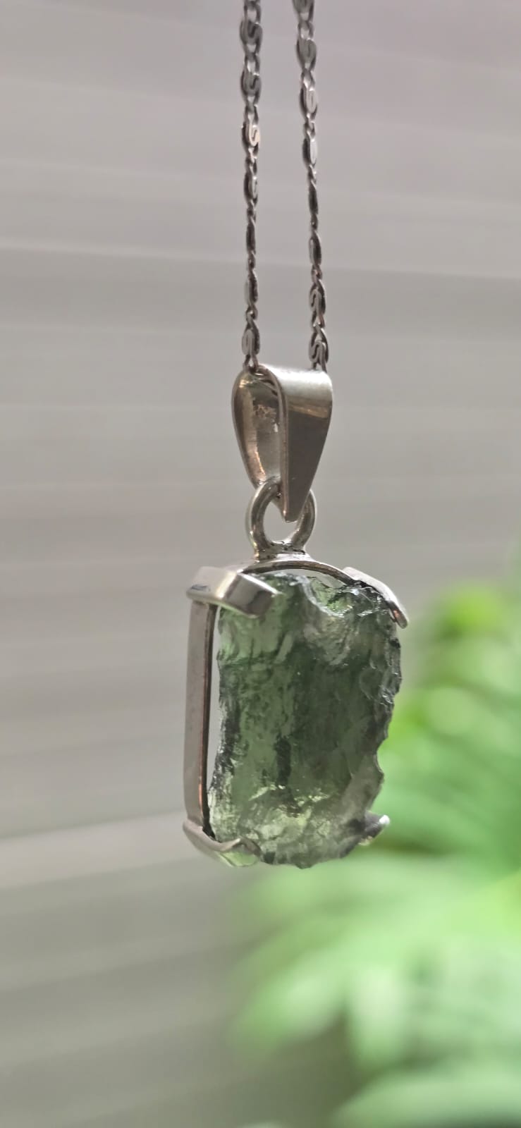 Dije en plata 9.25 con moldavita natural