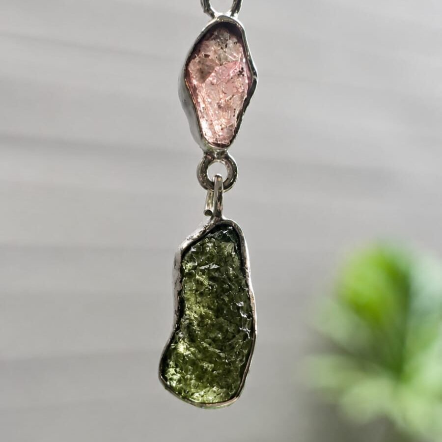 Dije en plata 9.25 con moldavita natural + Topacio rosa
