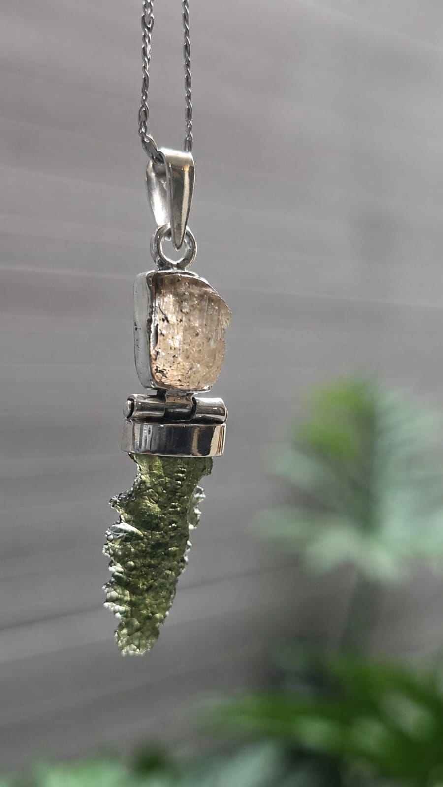 Dije en plata 9.25 con moldavita natural + Topacio dorado