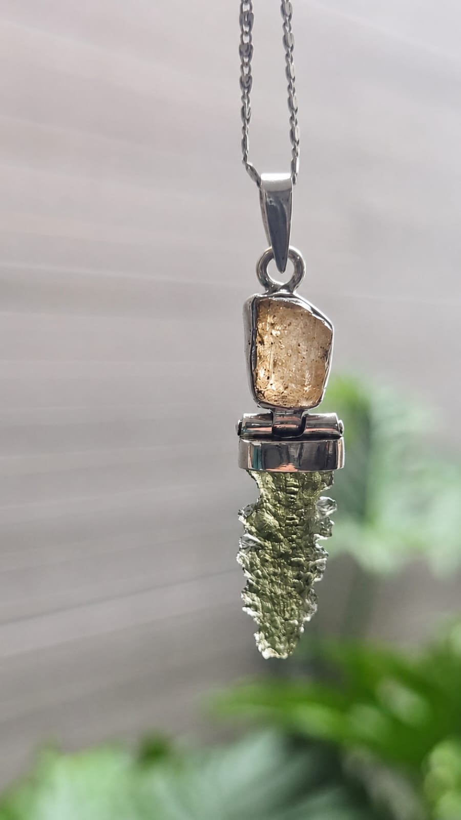 Dije en plata 9.25 con moldavita natural + Topacio dorado