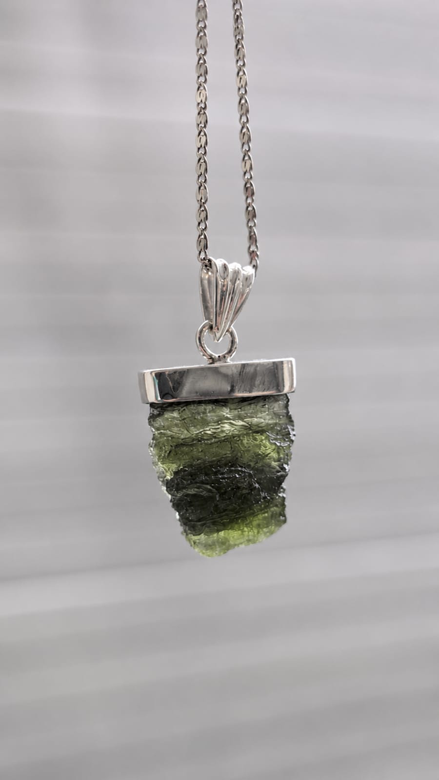 Dije en plata 9.25 con moldavita natural