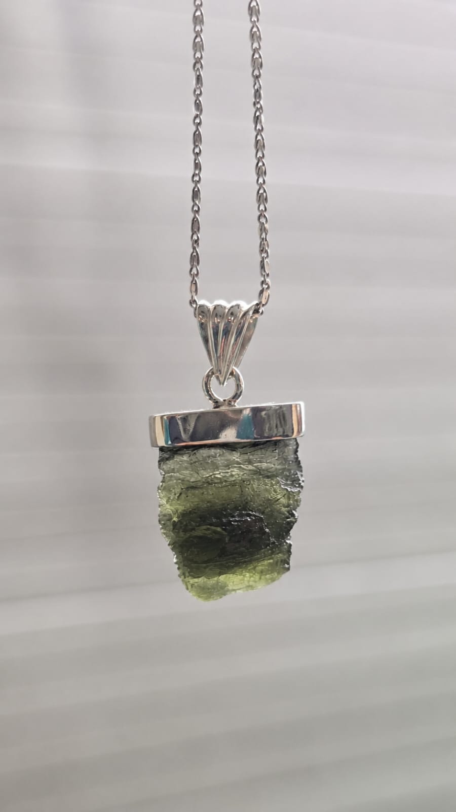 Dije en plata 9.25 con moldavita natural
