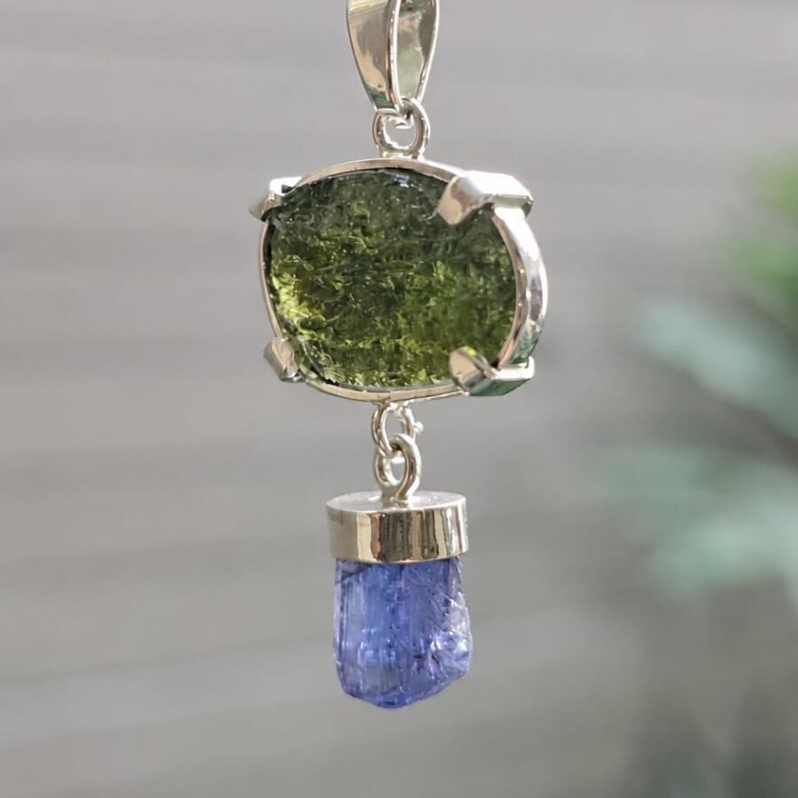 Dije en plata 9.25 con moldavita natural + Tanzanita