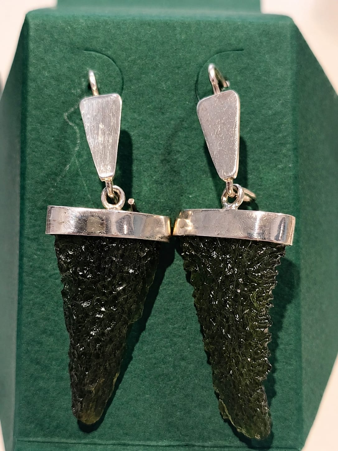 26-71 (1) Aretes en plata 9.25 con moldavita natural