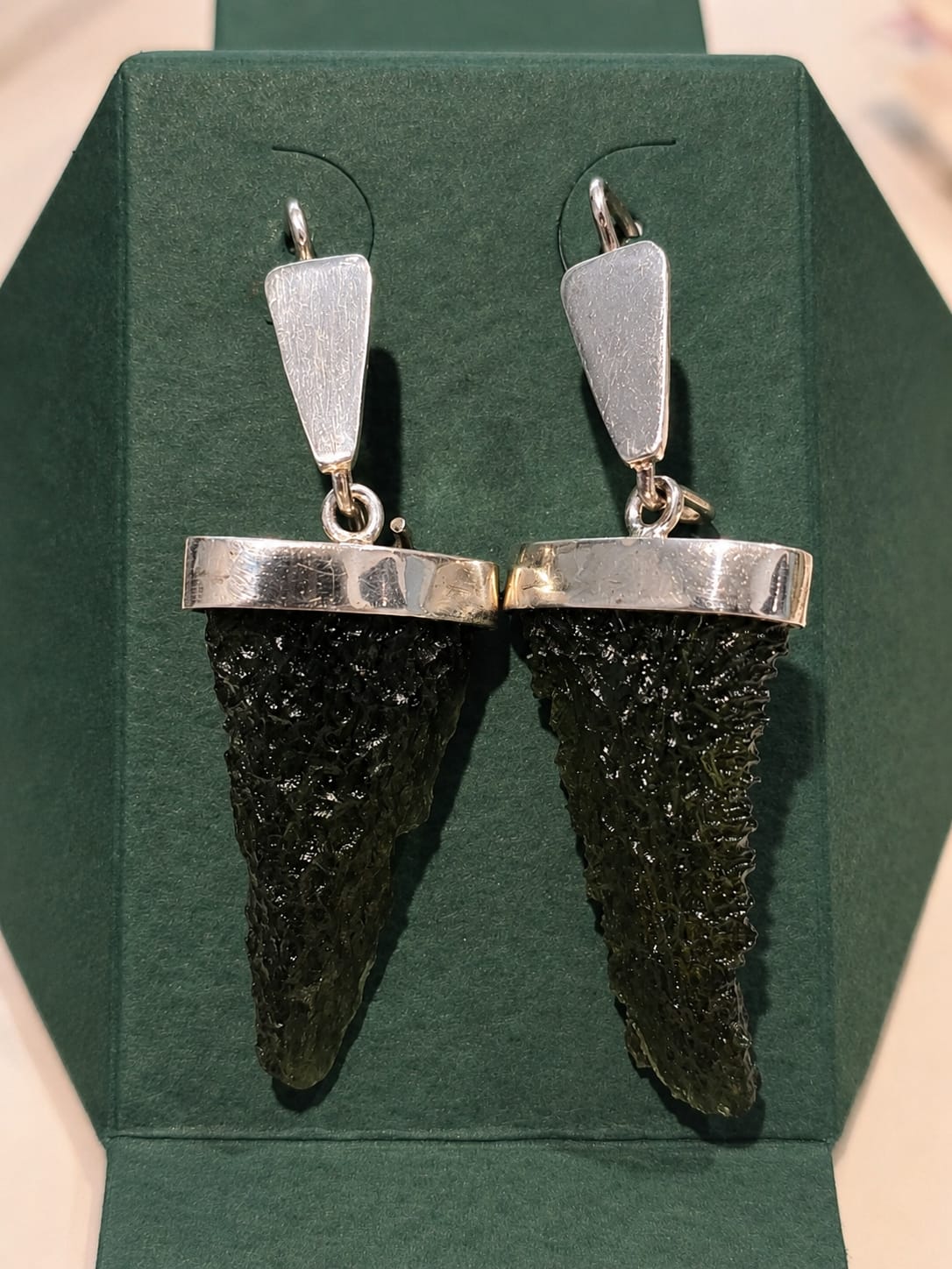 26-71 (2) Aretes en plata 9.25 con moldavita natural