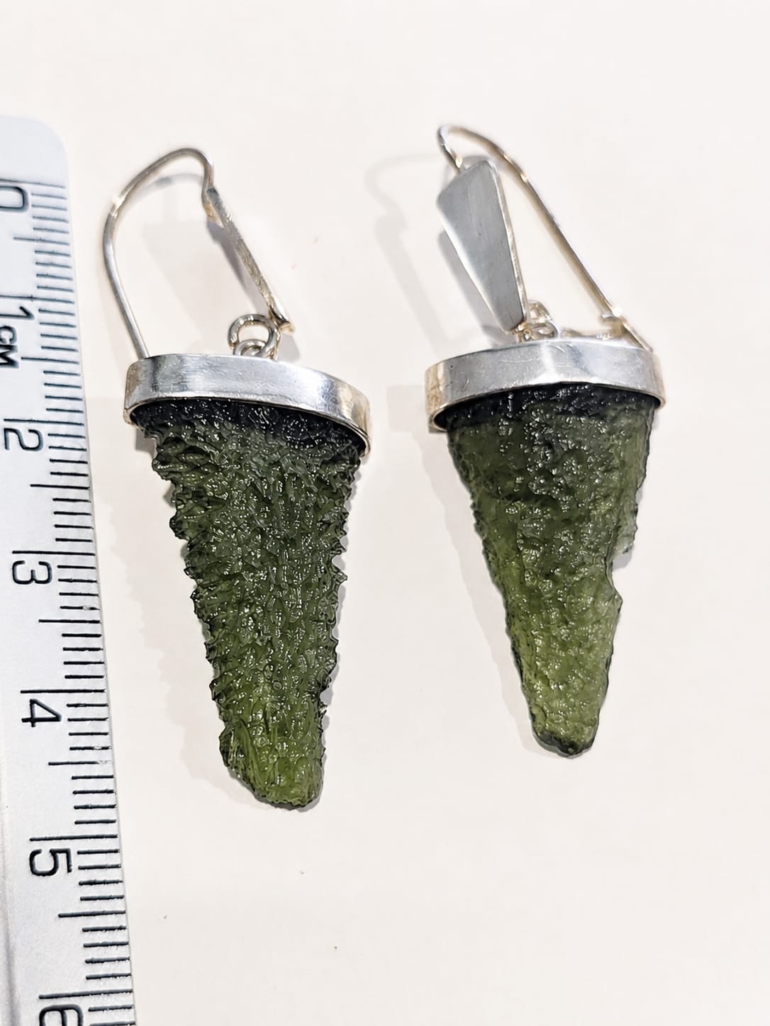 26-71 (3) Aretes en plata 9.25 con moldavita natural