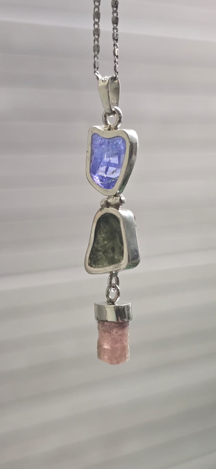 Dije en plata 9.25 con moldavita natural + tanzanita + topacio rosa