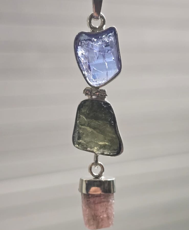 Dije en plata 9.25 con moldavita natural + tanzanita + topacio rosa