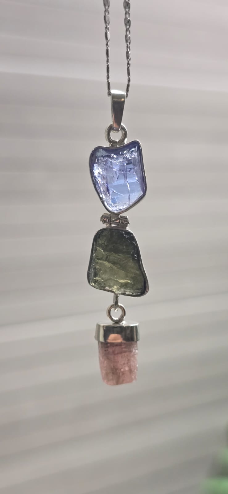 Dije en plata 9.25 con moldavita natural + tanzanita + topacio rosa