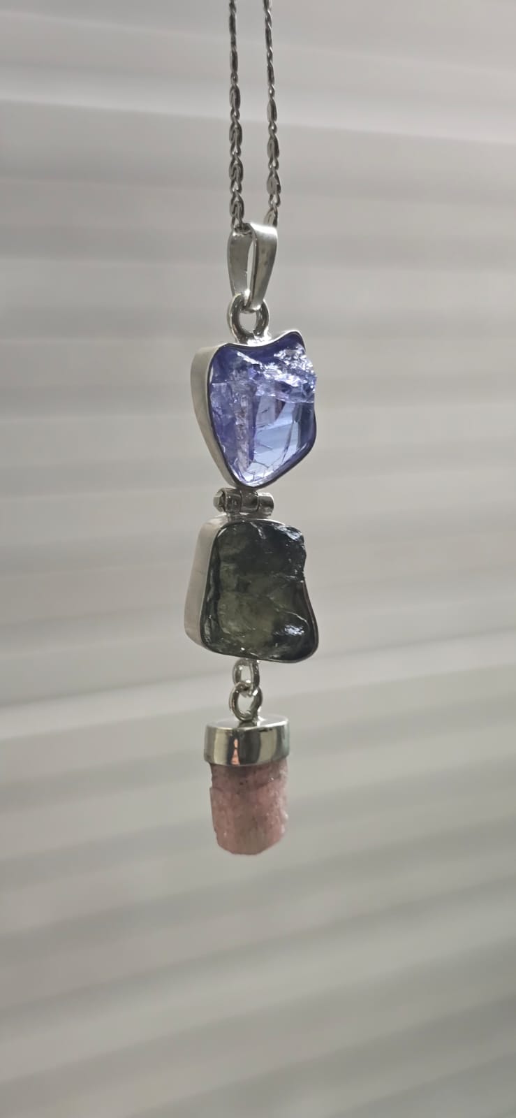 Dije en plata 9.25 con moldavita natural + tanzanita + topacio rosa
