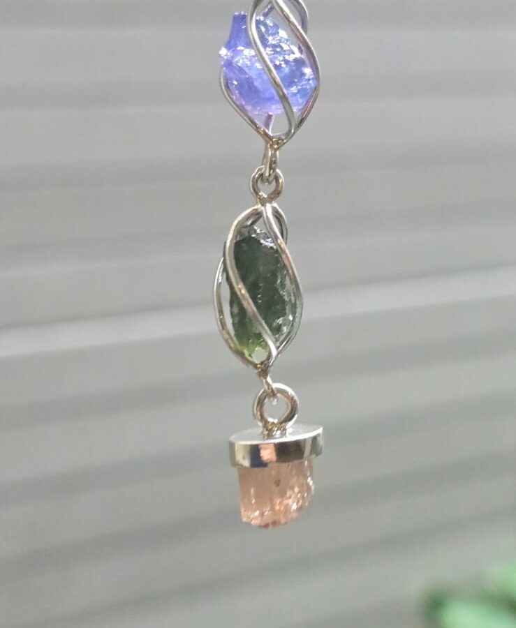 Dije en plata 9.25 con moldavita natural + tanzanita + topacio rosa