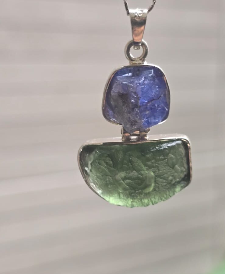 Dije en plata 9.25 con moldavita natural + Tanzanita