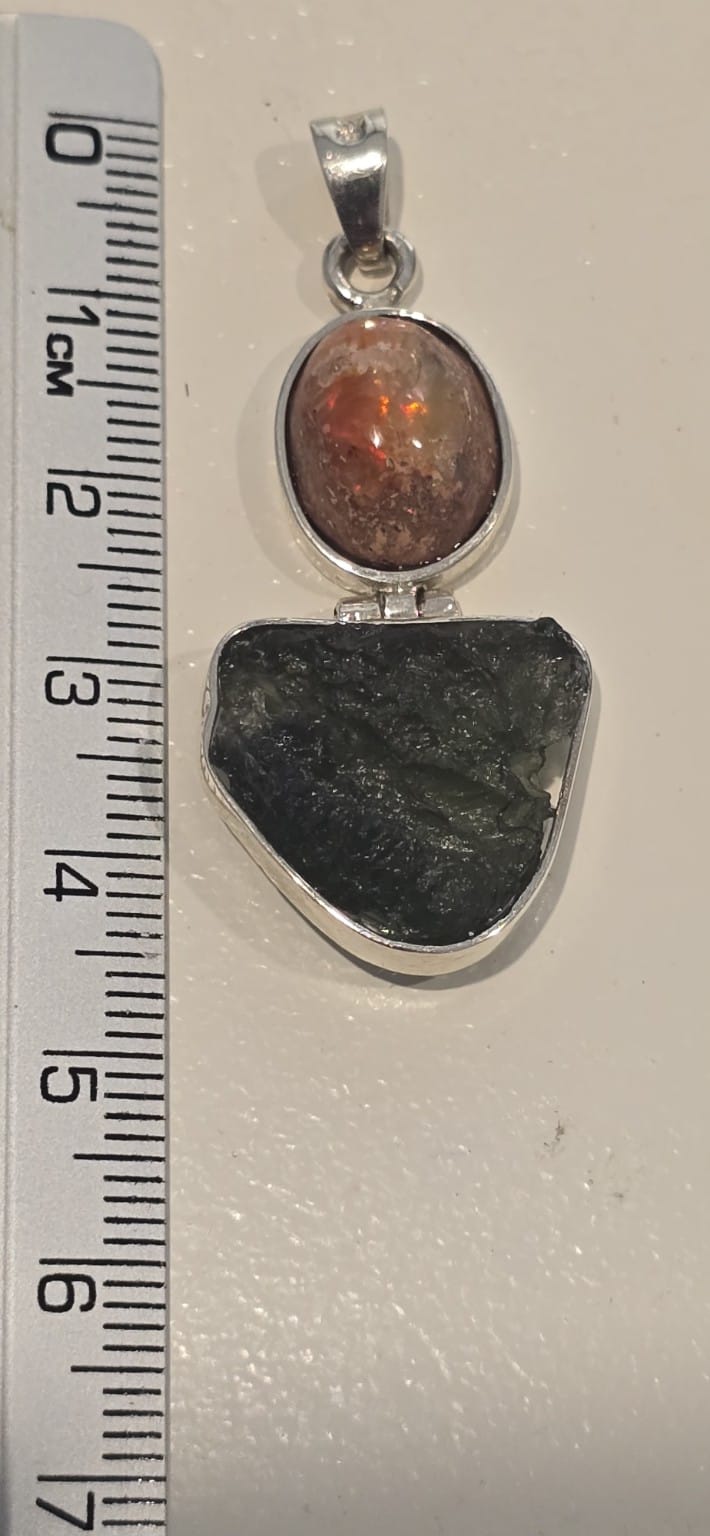 Dije en plata 9.25 con moldavita natural + Opalo