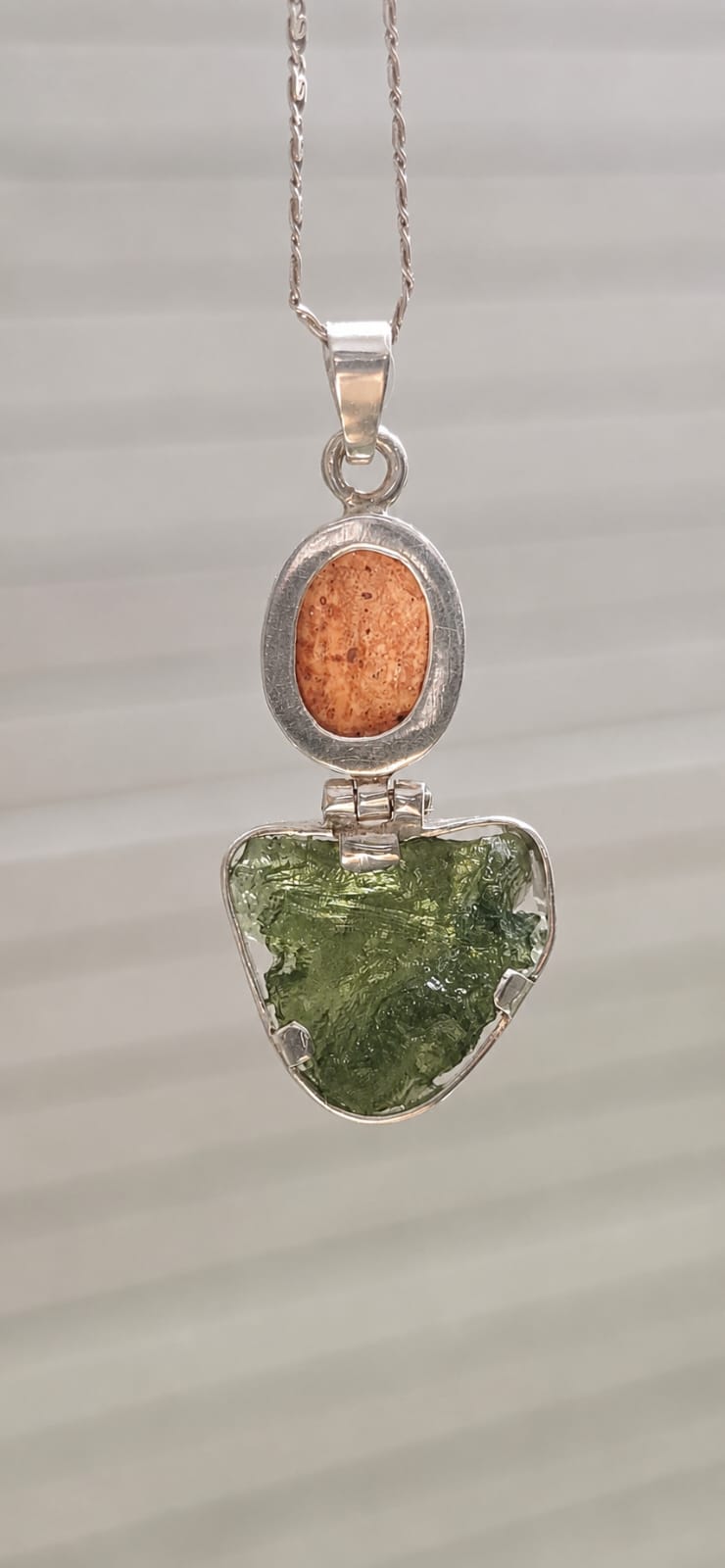 Dije en plata 9.25 con moldavita natural + Opalo