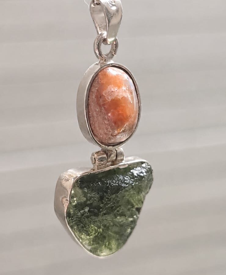 Dije en plata 9.25 con moldavita natural + Opalo