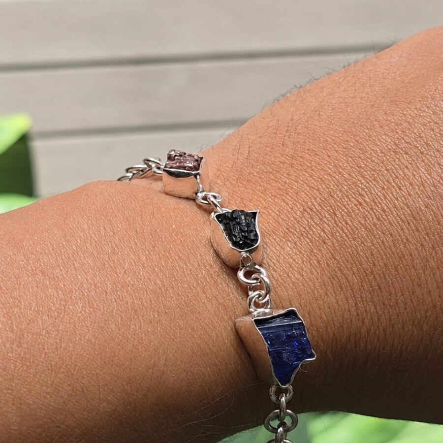 Pulsera en plata 9.25 con moldavita + tanzanita + topacio rosa