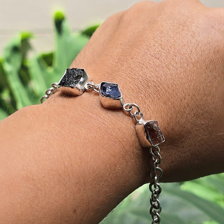 Pulsera en plata 9.25 con moldavita + tanzanita + topacio rosa