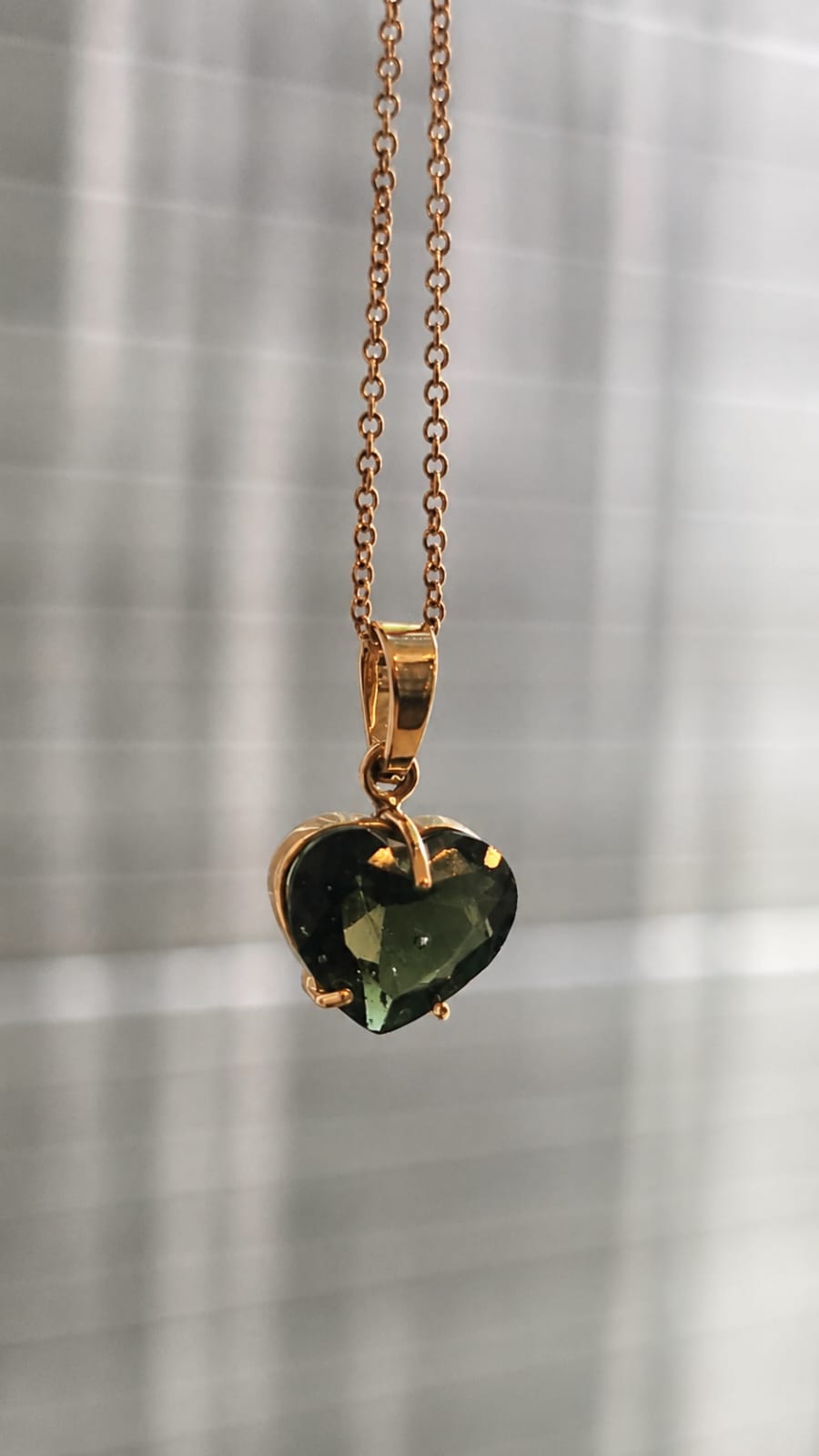 Dije en Oro de 14 quilates con moldavita faceteada