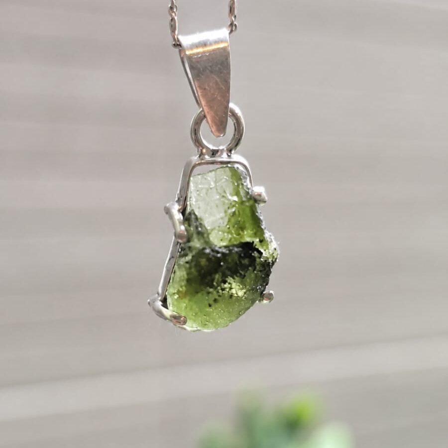 Dije en plata 9.25 con moldavita natural