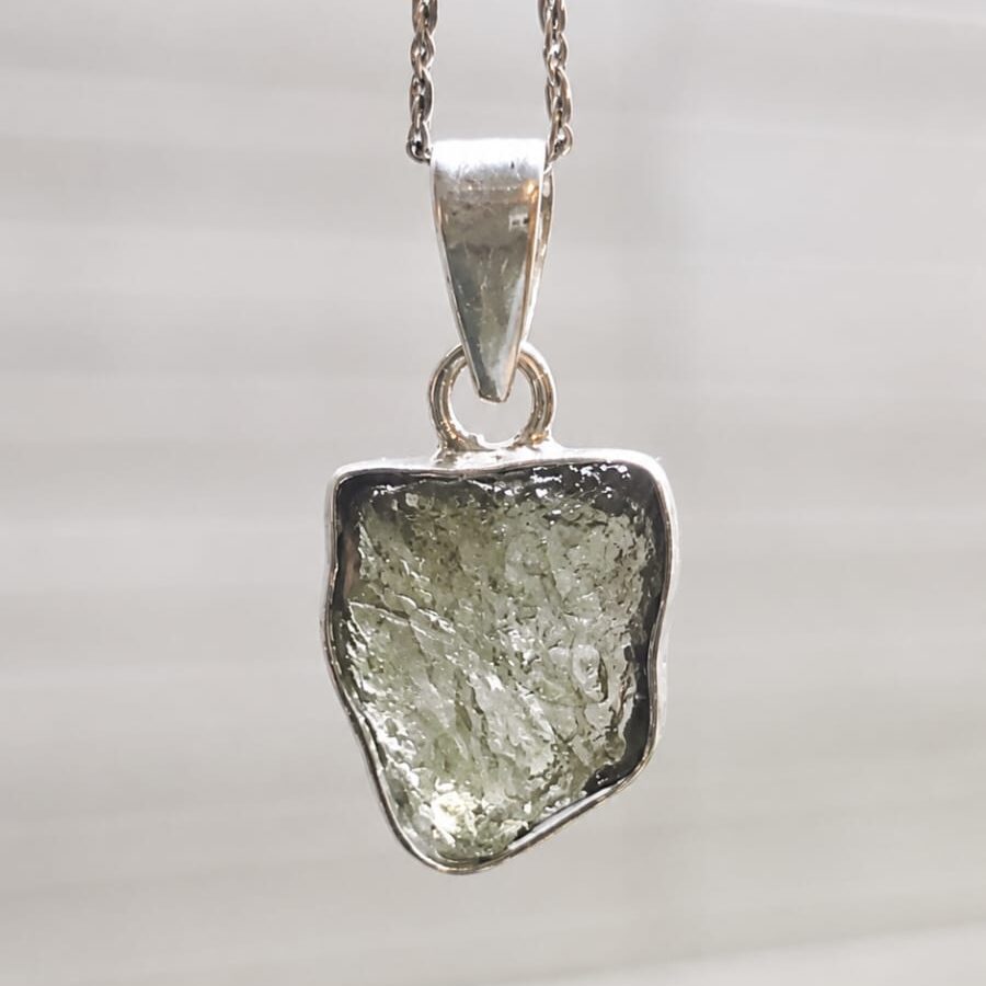 Dije en plata 9.25 con moldavita natural
