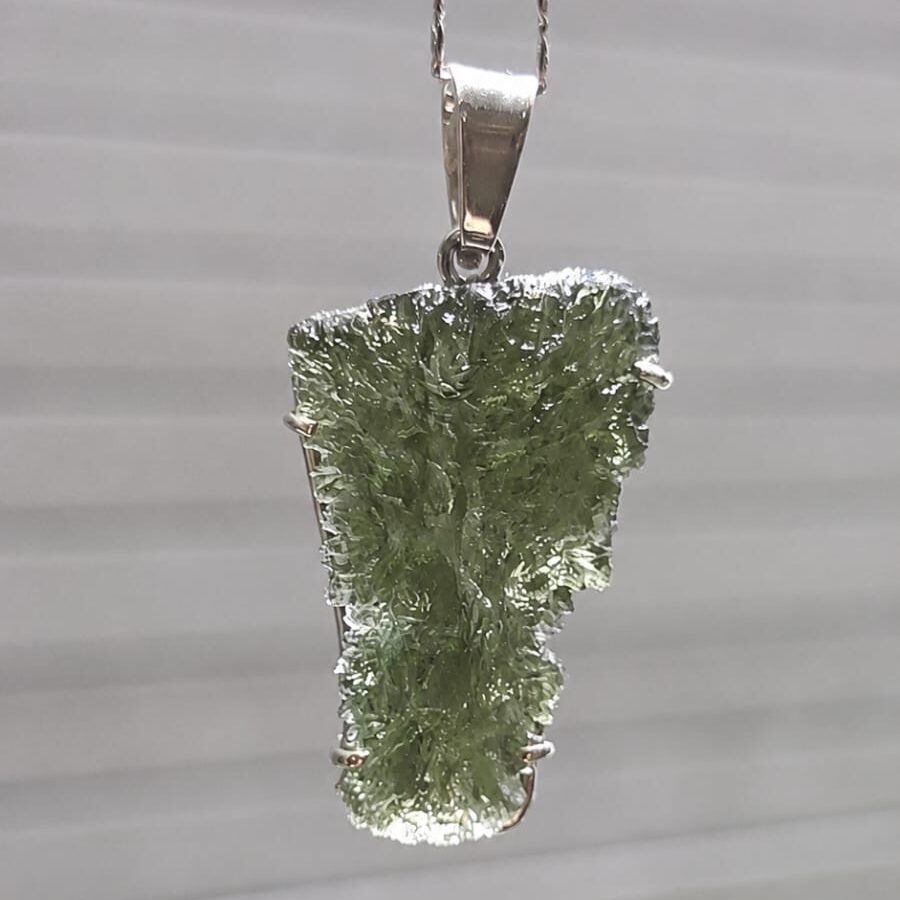 Dije en plata 9.25 con moldavita natural