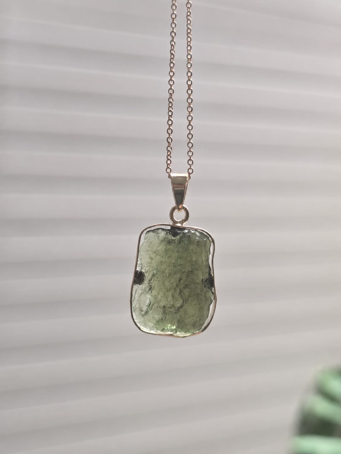 Dije en Oro de 14 quilates con moldavita natural