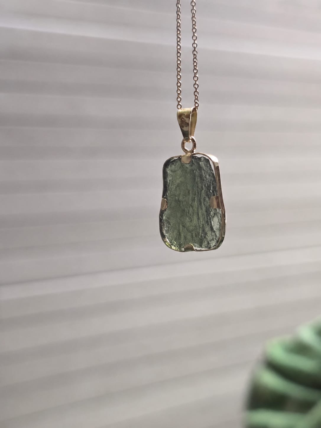 Dije en Oro de 14 quilates con moldavita natural