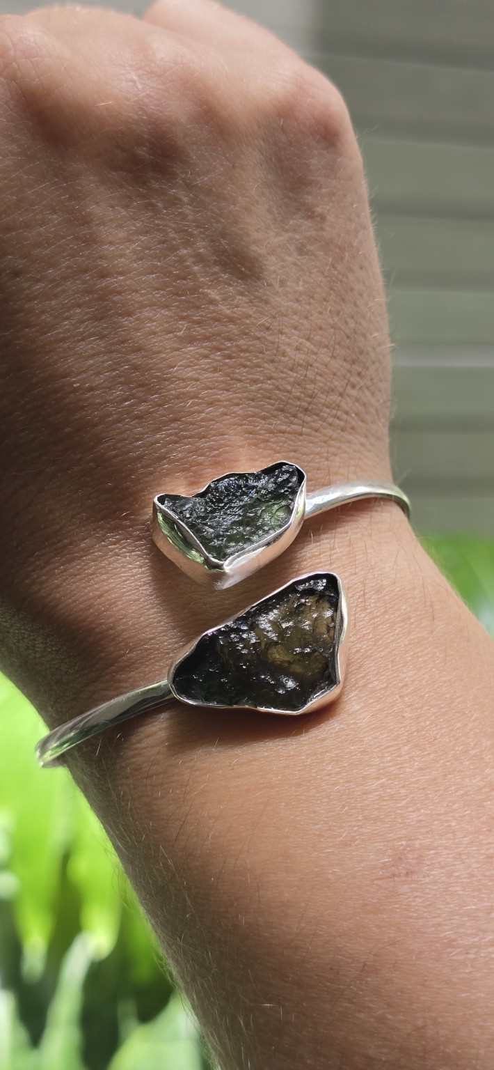 Pulsera en plata 9.25 con moldavita natural