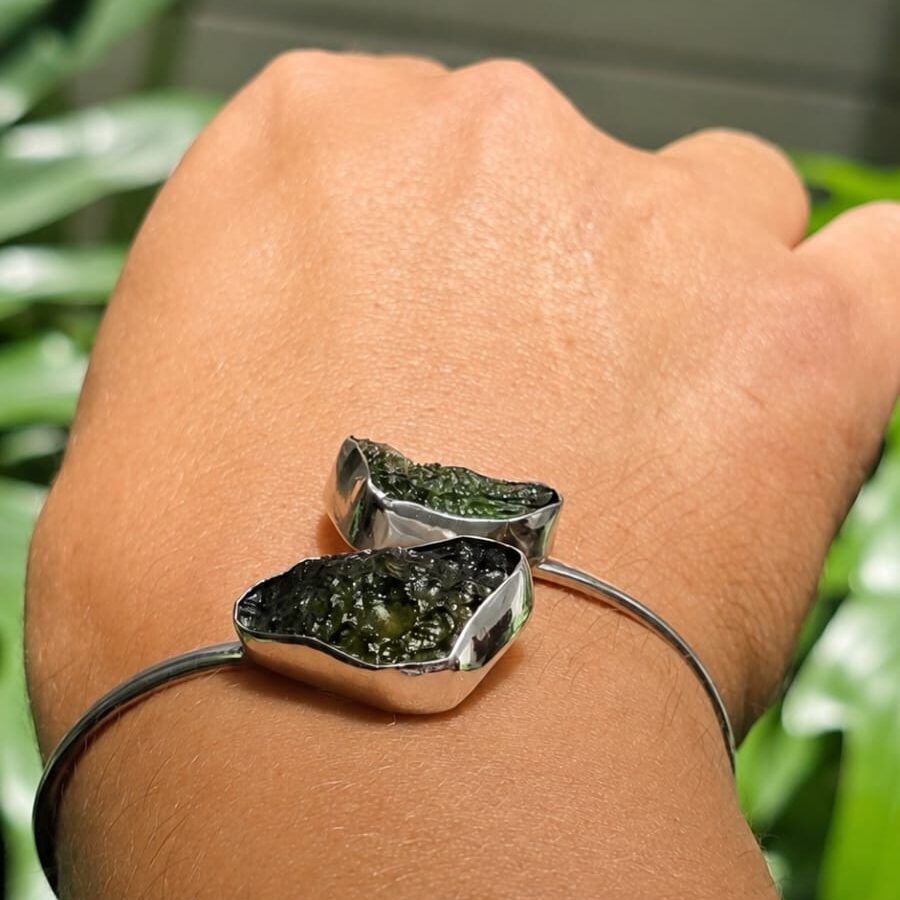 Pulsera en plata 9.25 con moldavita natural