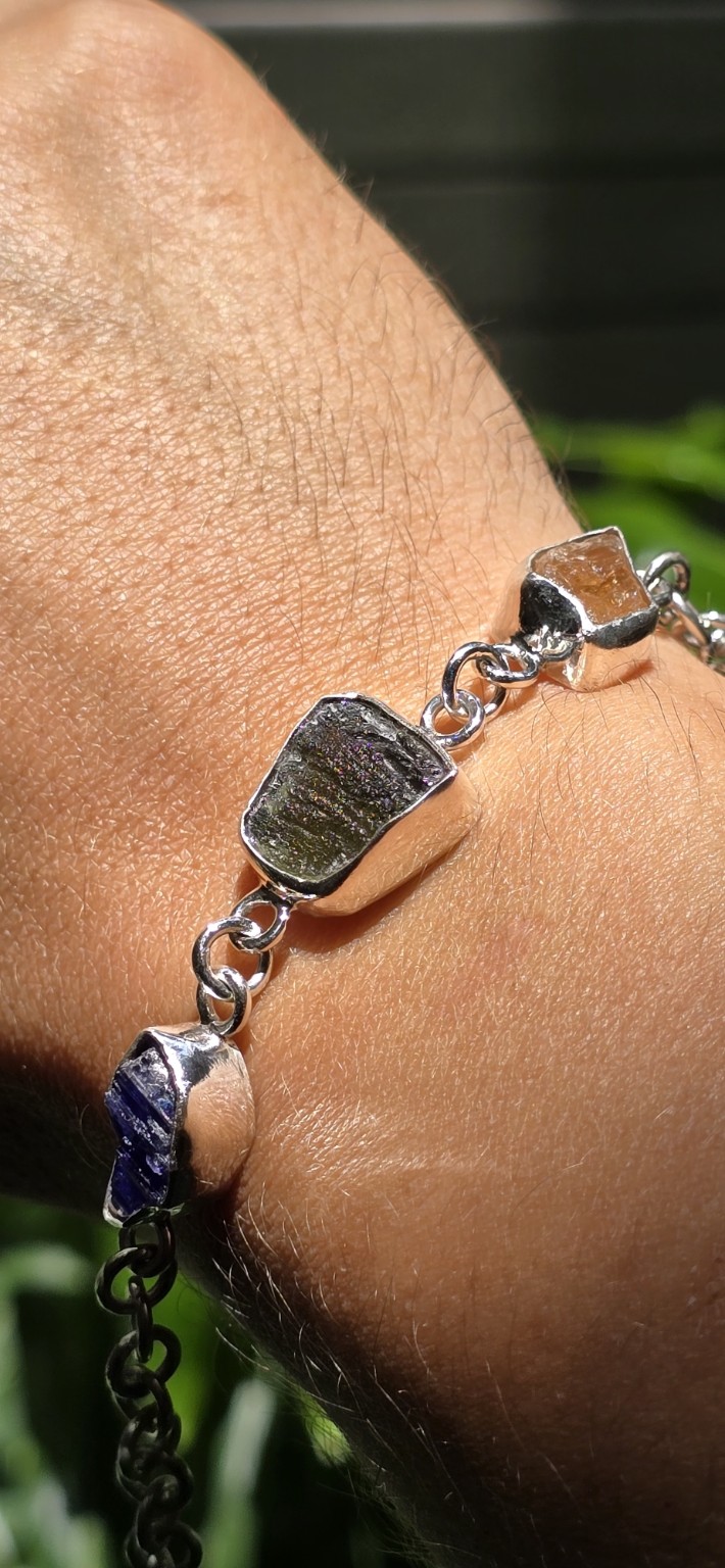 26-167 (1) Pulsera en plata 9.25 con moldavita + tanzanita + topacio rosa