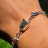 26-168 (2) Pulsera en plata 9.25 con moldavita + tanzanita + topacio rosa
