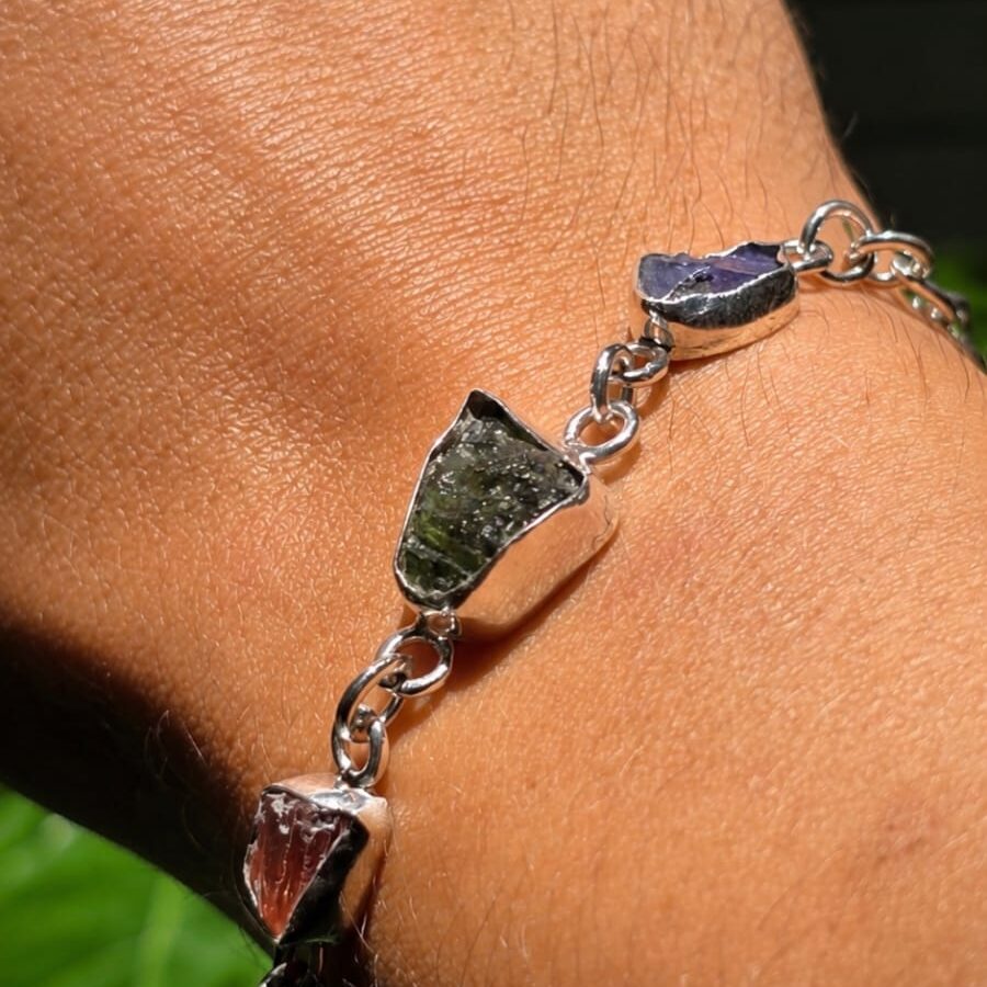 Pulsera en plata 9.25 con moldavita + tanzanita + topacio rosa