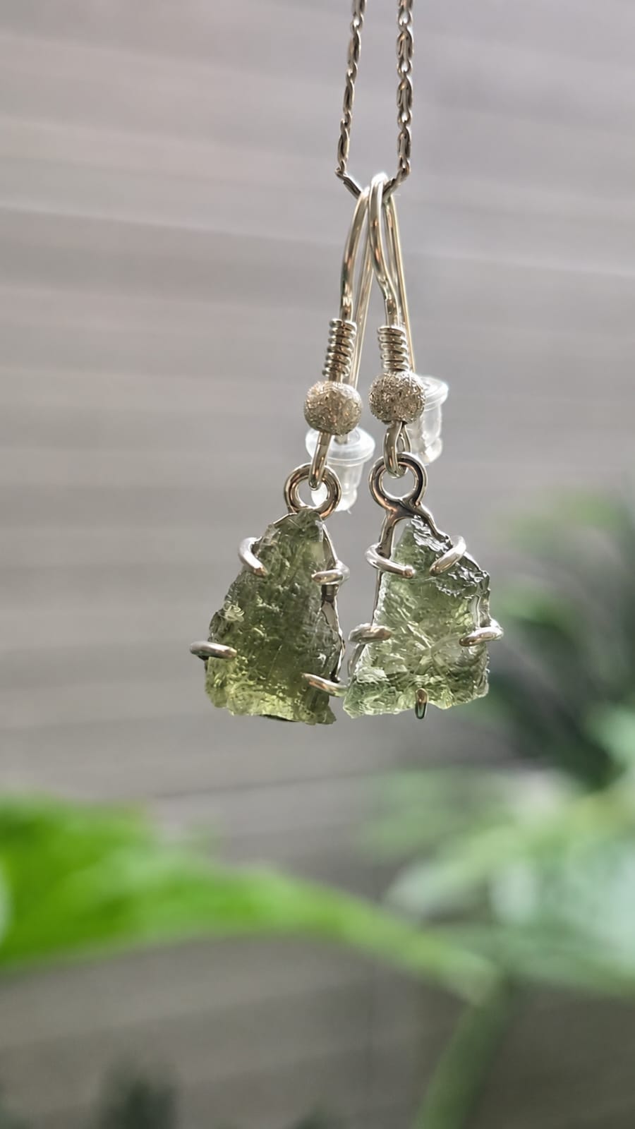 126-85 (1) Aretes en plata 9.25 con moldavita natural