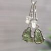 126-85 (2) Aretes en plata 9.25 con moldavita natural