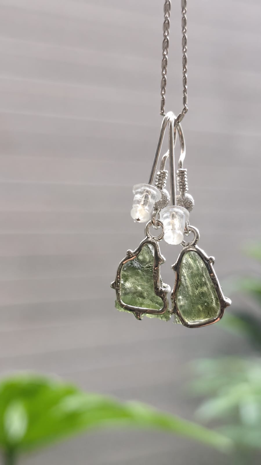 126-85 (2) Aretes en plata 9.25 con moldavita natural